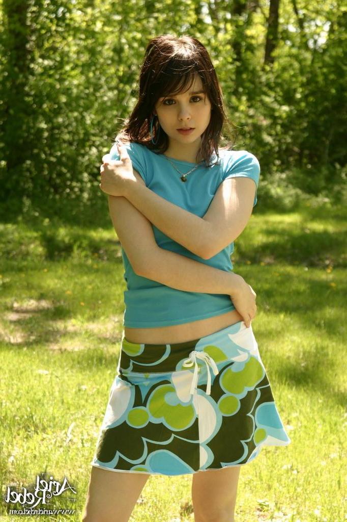 15P Pics of Ariel Rebel showing off her hot body