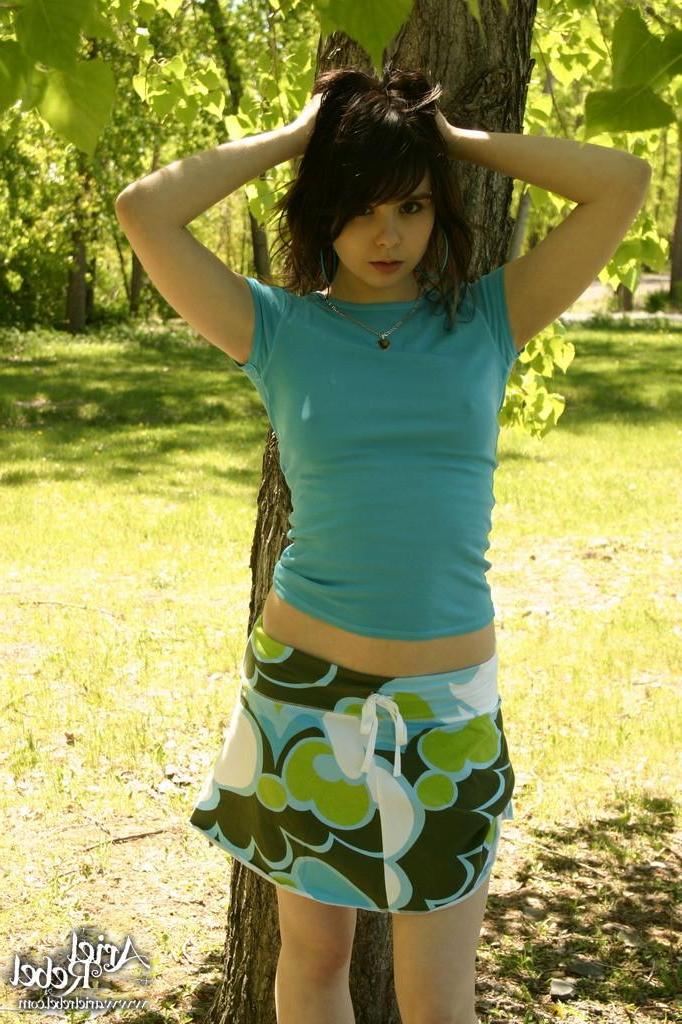 15P Bilder der Teenagerin Ariel Rebel in sexy gestreiften Socken