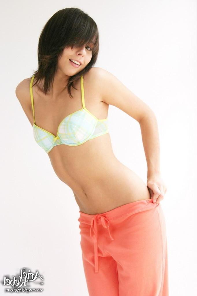 15P Pictures of Ariel Rebel displaying her hot body