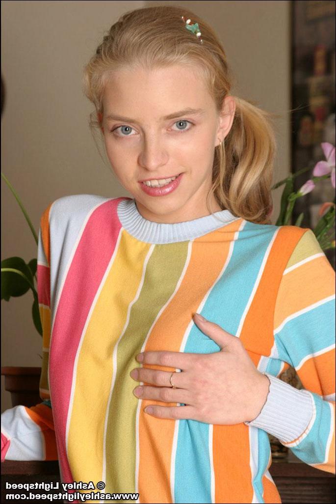 20P Pics of Ashley Lightspeed showing her hot body