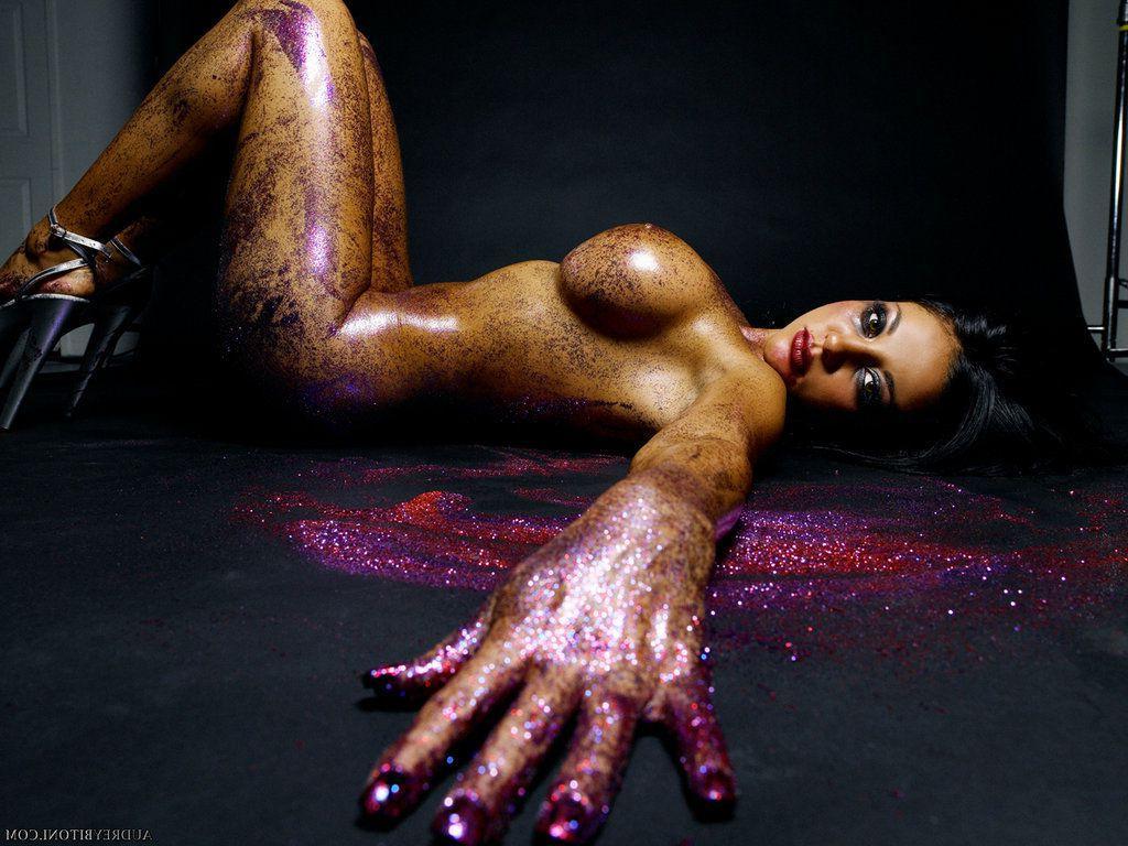 15P Pictures of teen babe Audrey Bitoni getting kinky with the body paint