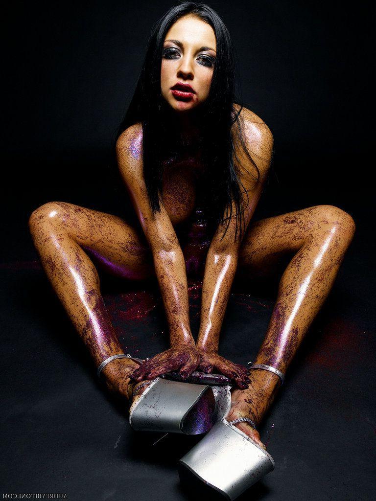 15P Pictures of teen babe Audrey Bitoni getting kinky with the body paint