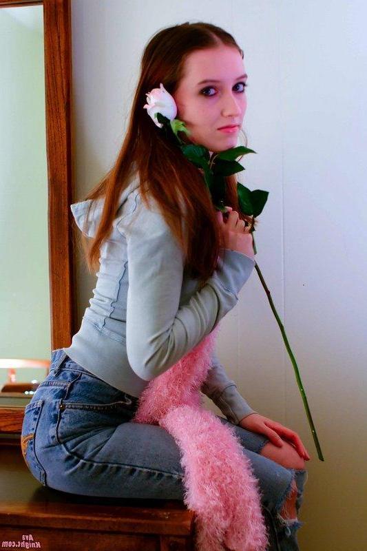 16P Pictures of Ava Knight rubbing her pussy in the bedroom