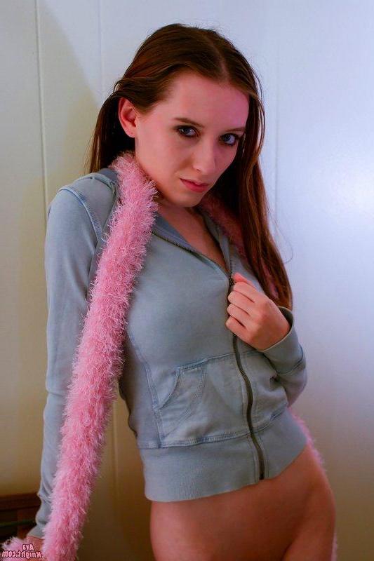 16P Pictures of Ava Knight rubbing her pussy in the bedroom