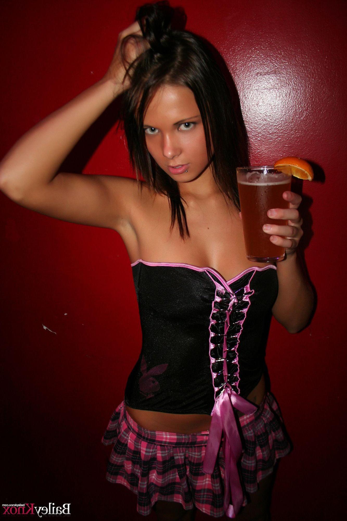 20P Pictures of teen Bailey Knox partying all night