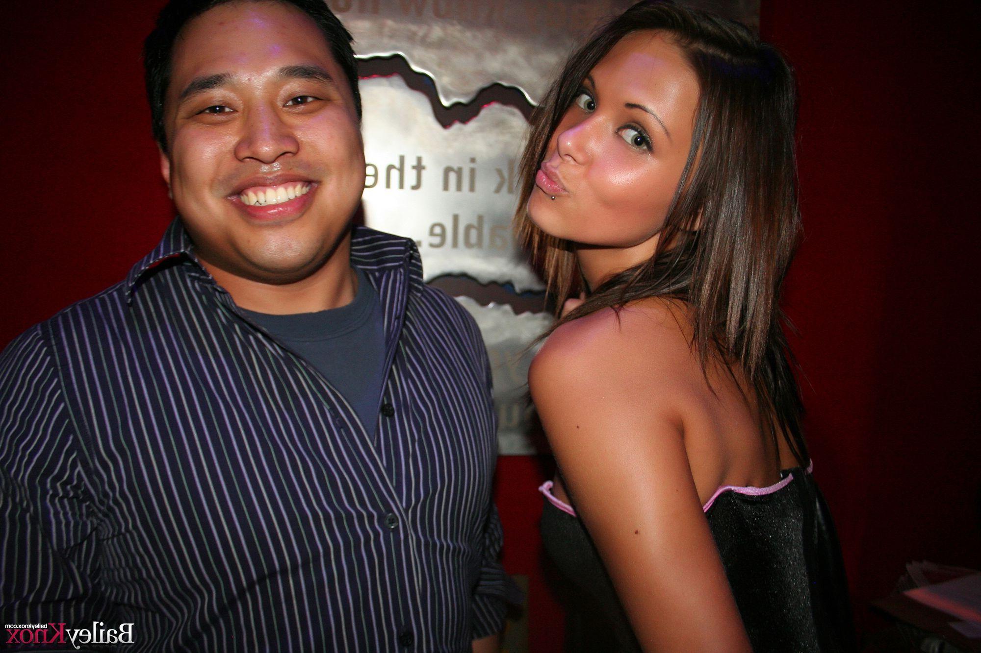 20P Pictures of teen Bailey Knox partying all night