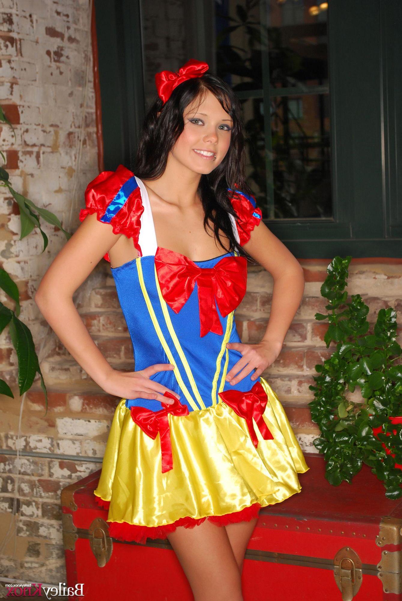 16P Pictures of teen girl Bailey Knox dressed as sexy snow white