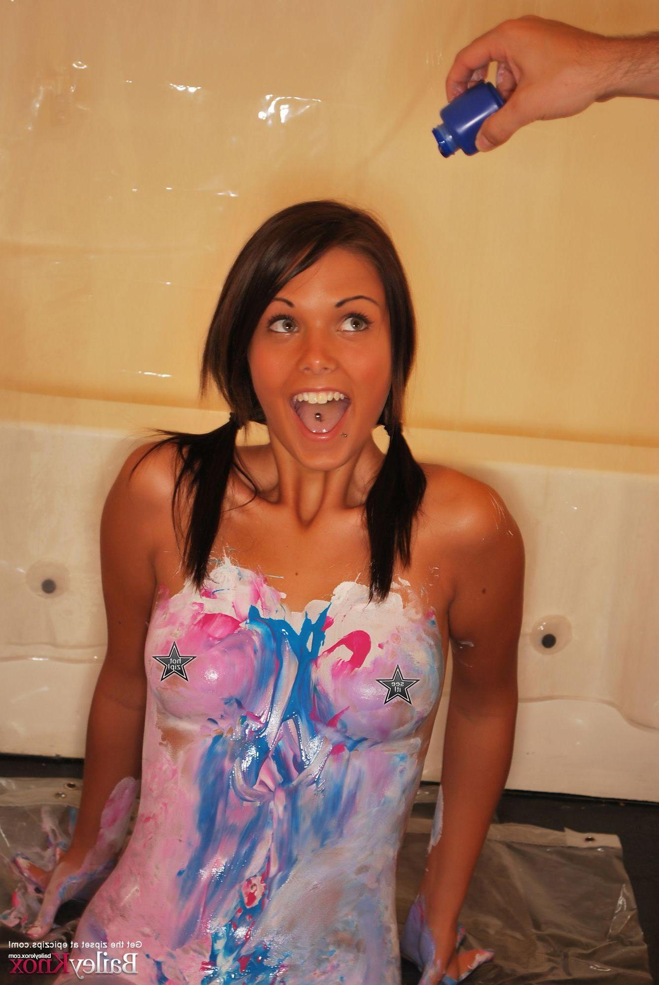 16P Pictures of teen Bailey Knox covered in body paint