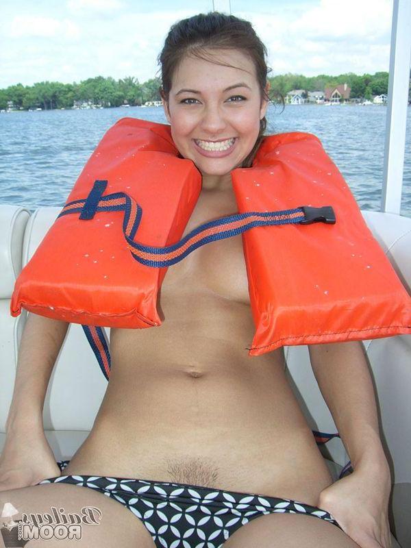 15P Pictures of teen cutie Bailey's Room exposing her boobs on a boat