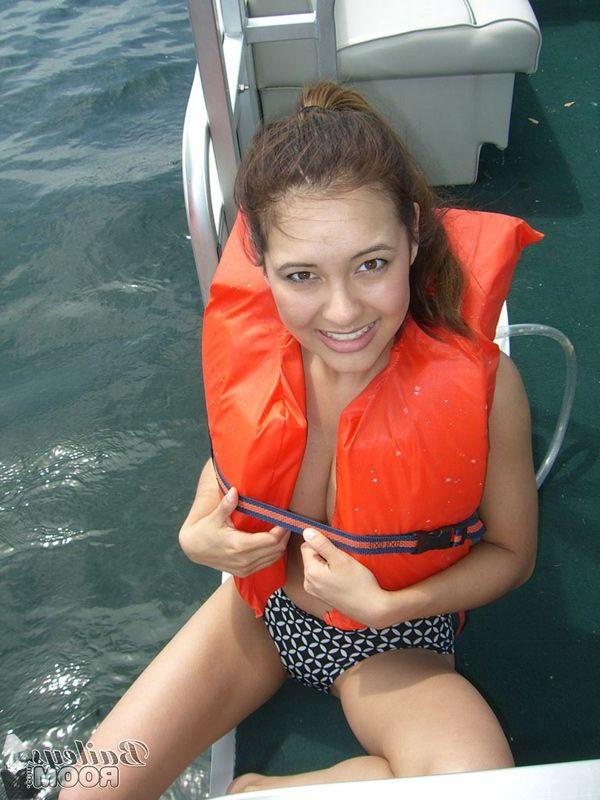 15P Pictures of teen cutie Bailey's Room exposing her boobs on a boat