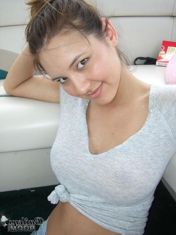 16P Pictures of Bailey flashing her tits on a boat