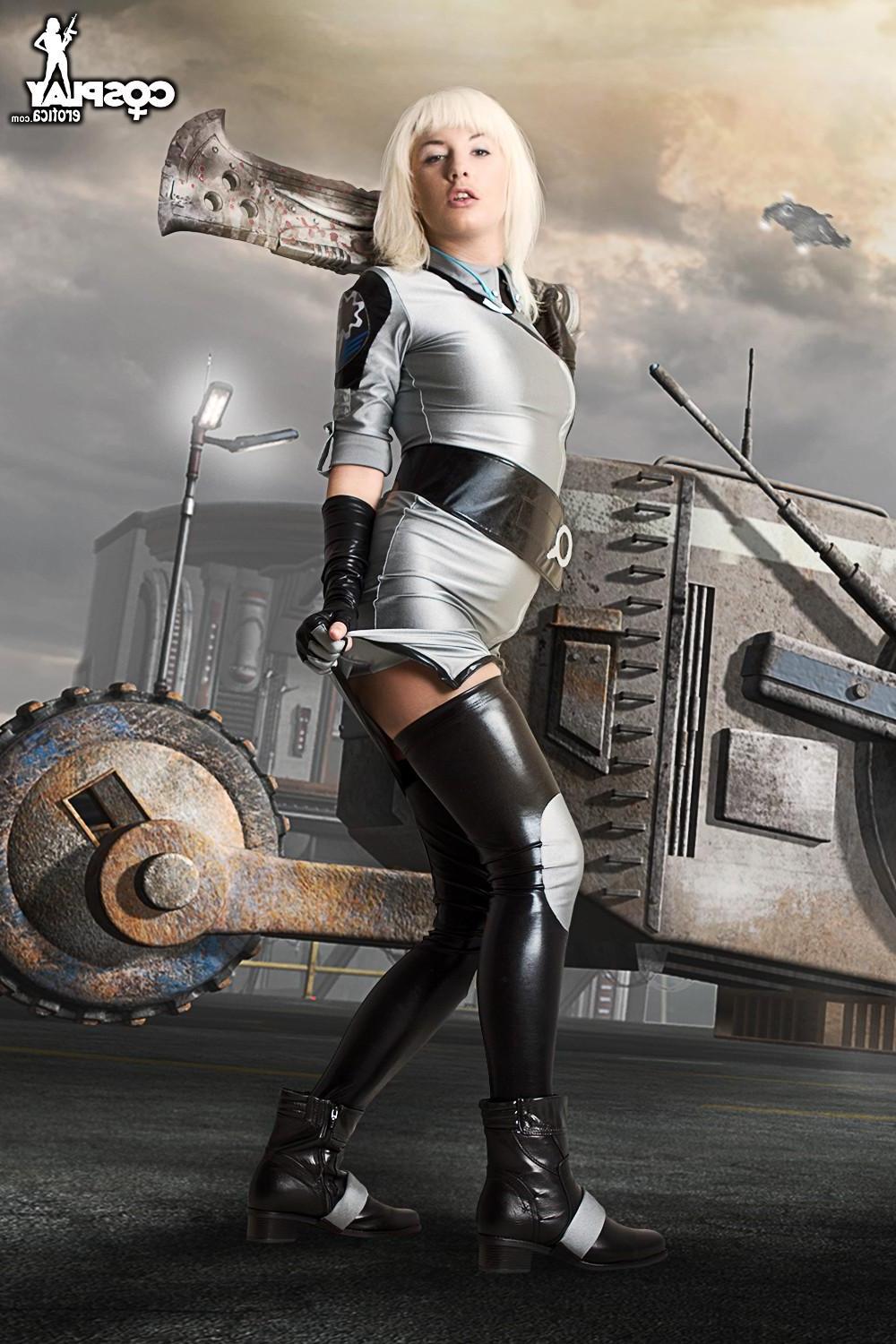 12P Hot cosplayer Betsie makes your sci-fi fantasy come true