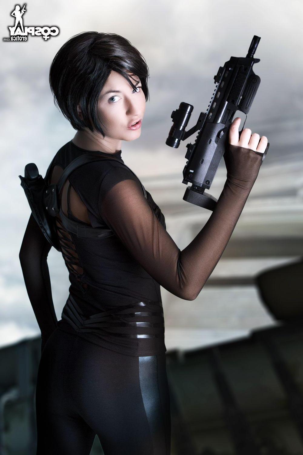 12P Cosplay babe Betsie is a sexy geeky badass