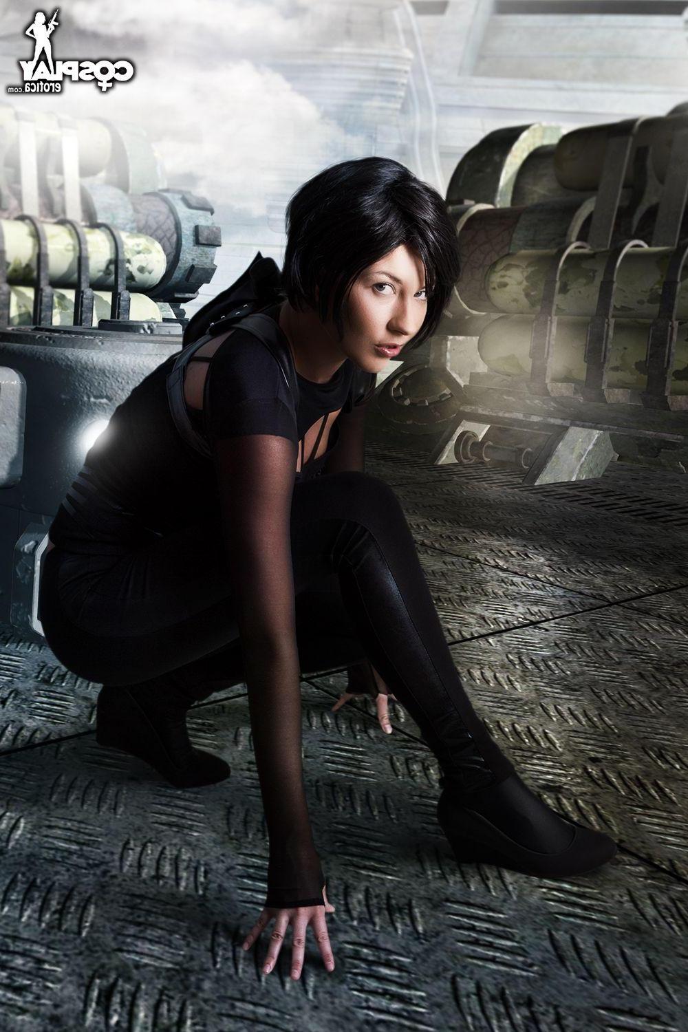 12P Cosplay babe Betsie is a sexy geeky badass