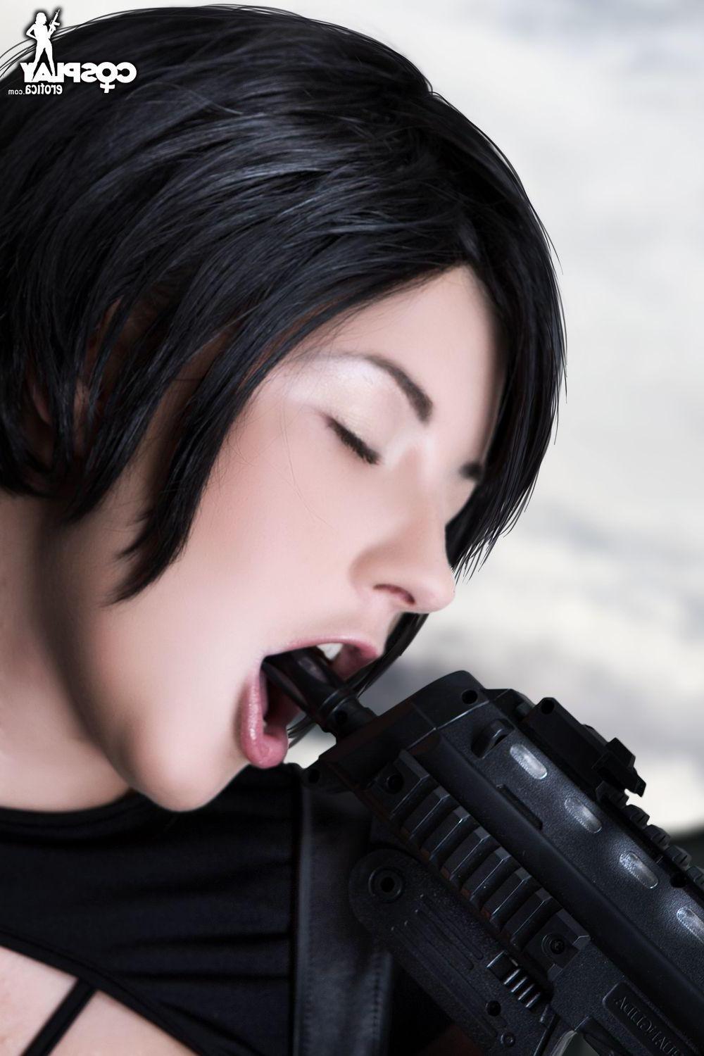 12P Cosplay babe Betsie is a sexy geeky badass