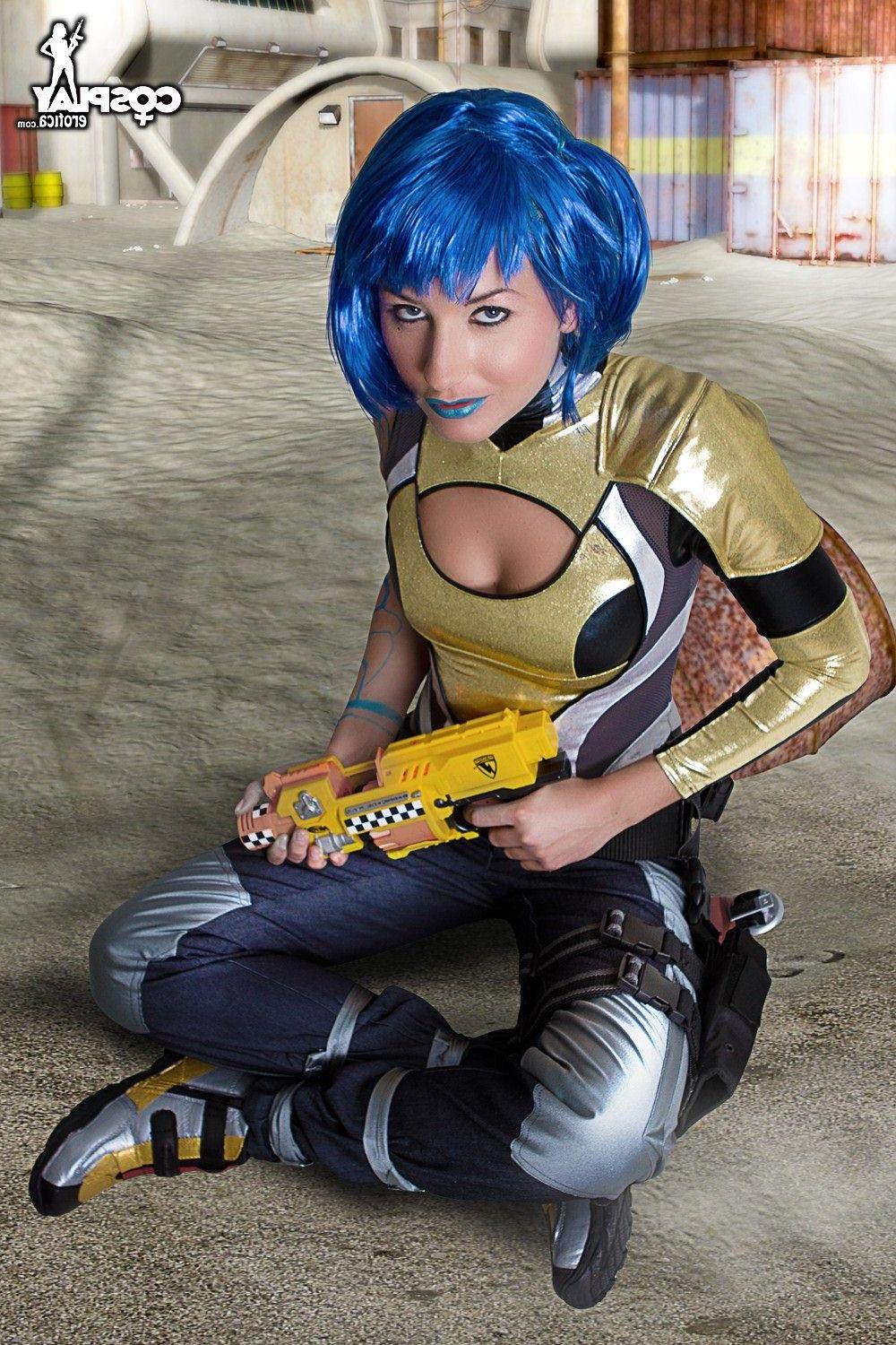 16P Cosplayer Betsie does a sexy Borderlands set