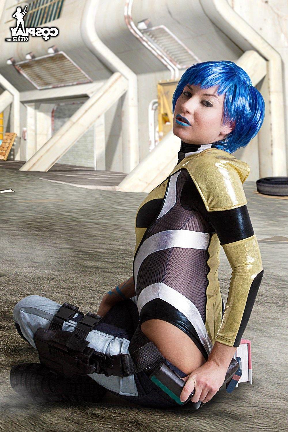 16P Cosplayer Betsie does a sexy Borderlands set