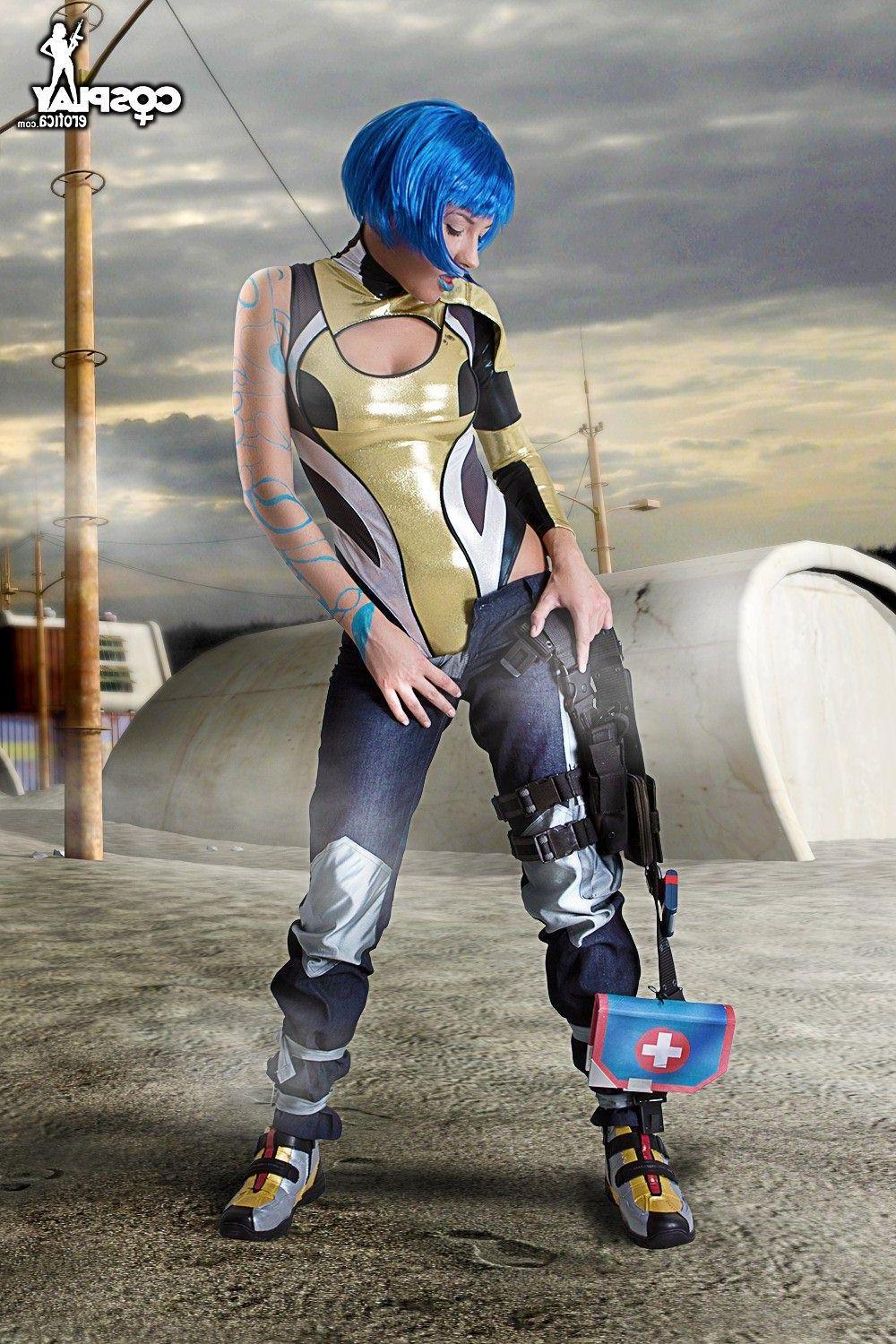 16P Cosplayer Betsie does a sexy Borderlands set