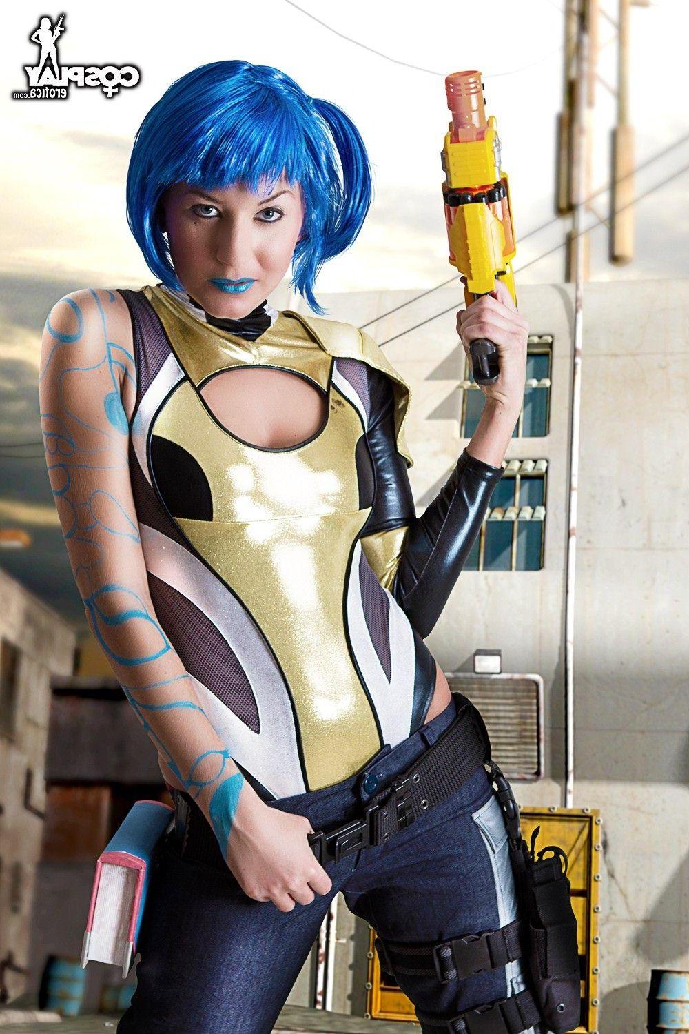 16P Cosplayer Betsie does a sexy Borderlands set
