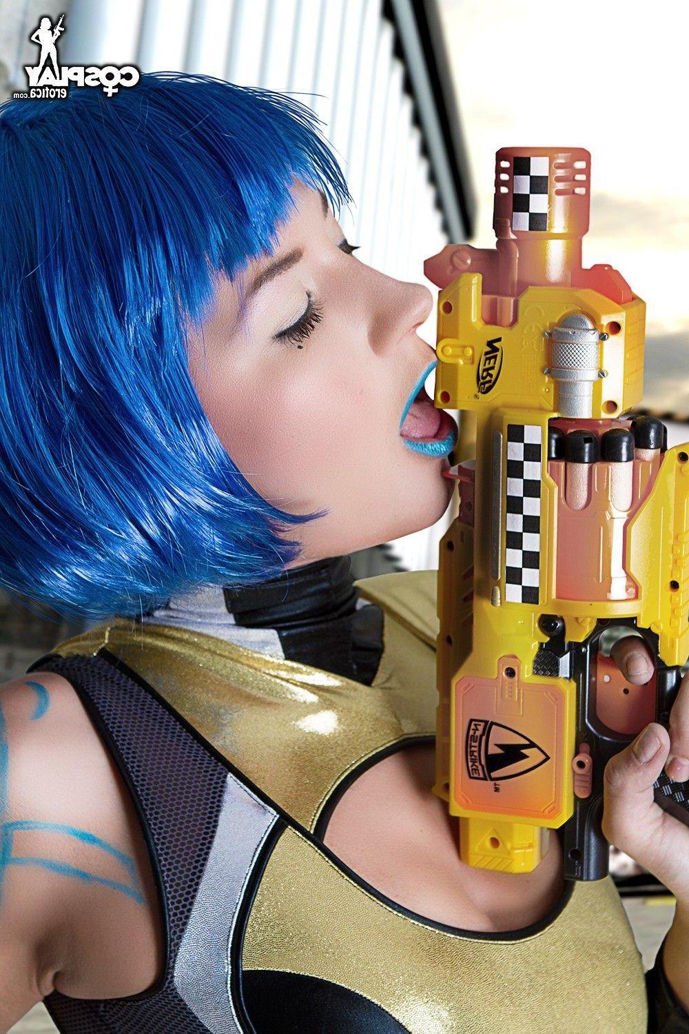 16P Cosplayer Betsie does a sexy Borderlands set