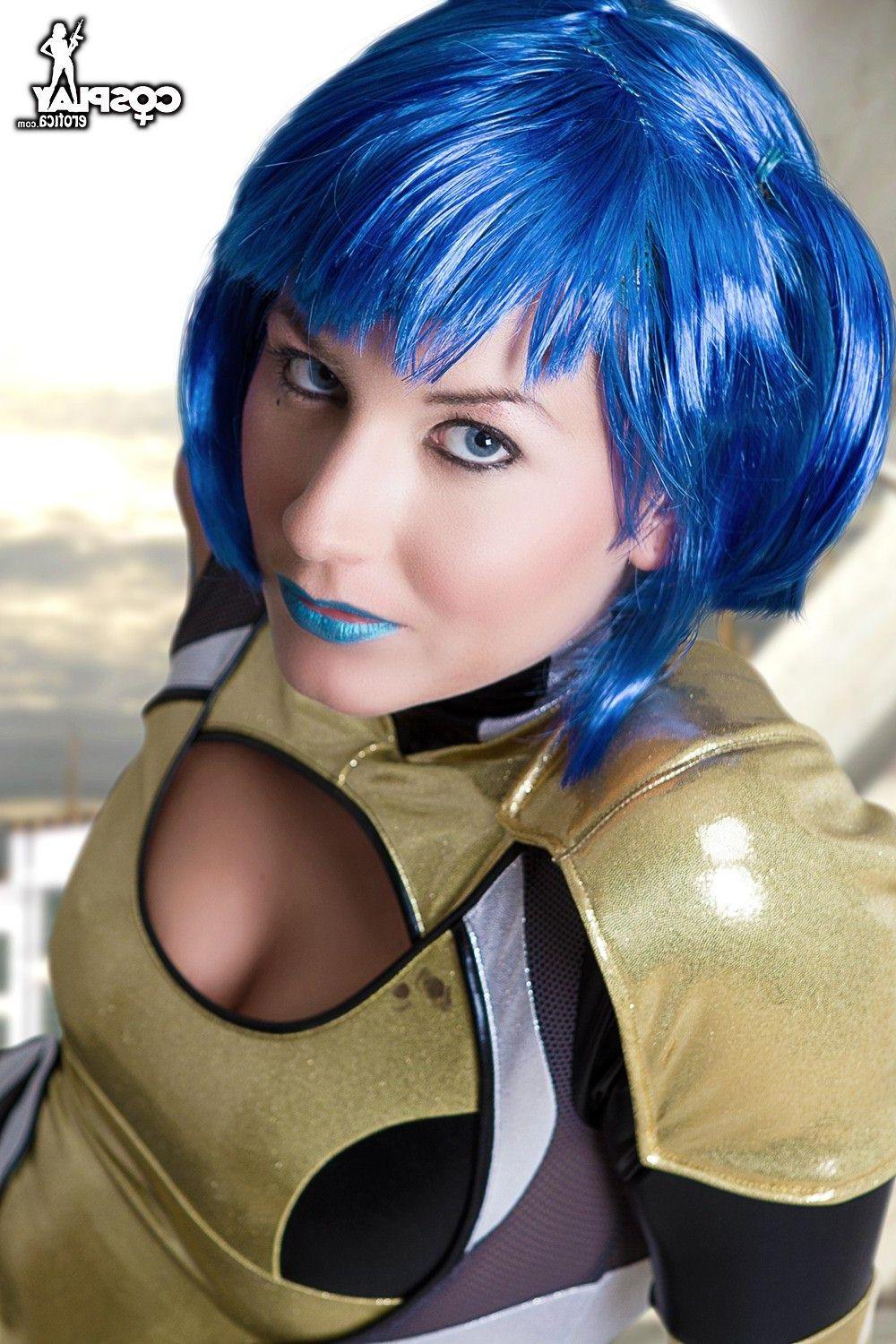 16P Cosplayer Betsie does a sexy Borderlands set