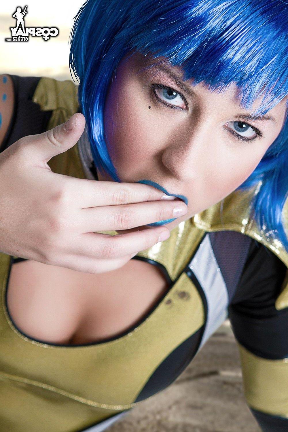 16P Cosplayer Betsie does a sexy Borderlands set