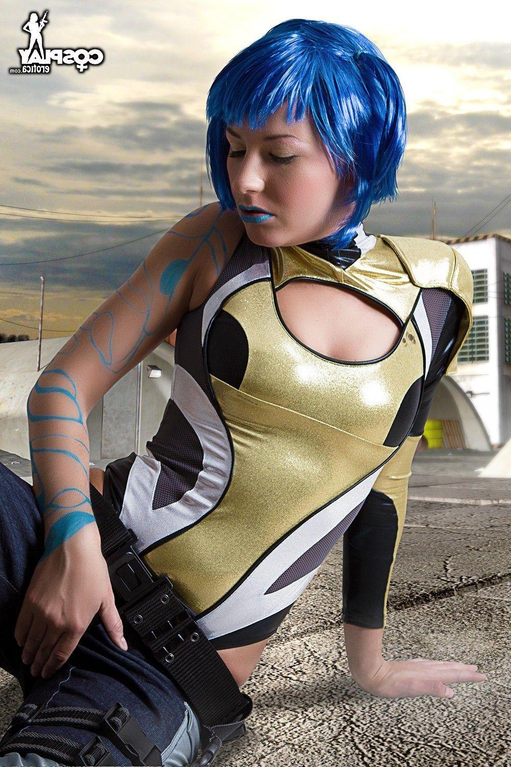 16P Cosplayer Betsie does a sexy Borderlands set
