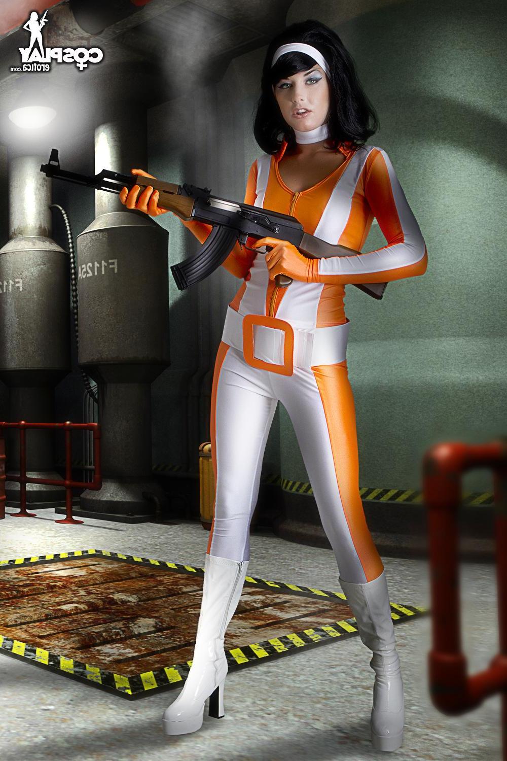 12P Betsie dresses as Cate Archer from No One Lives Forever