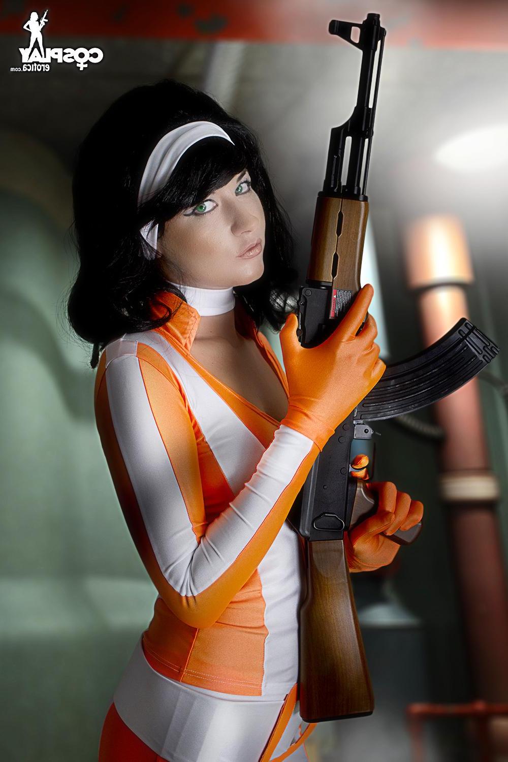 12P Betsie dresses as Cate Archer from No One Lives Forever