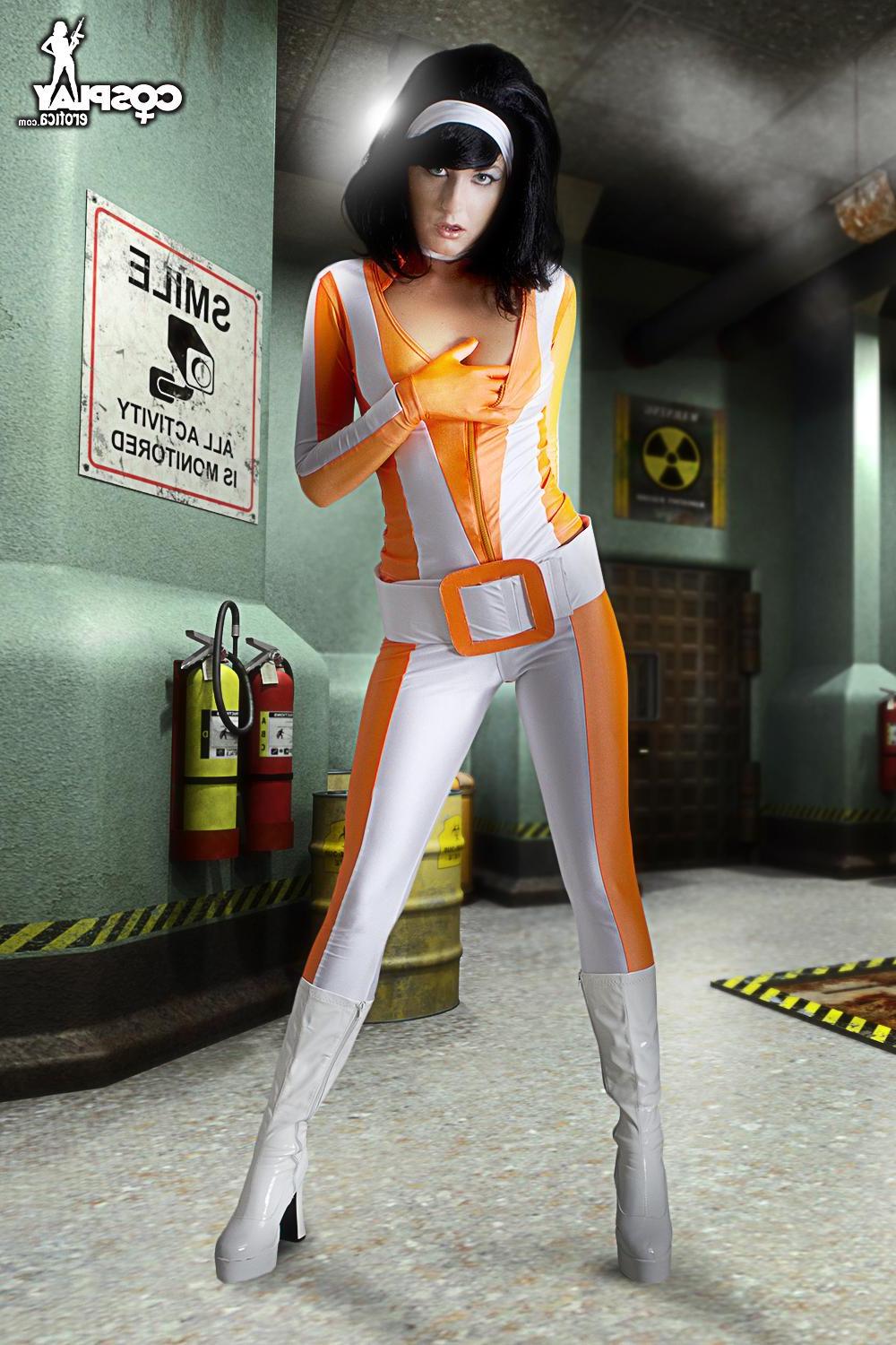12P Betsie dresses as Cate Archer from No One Lives Forever