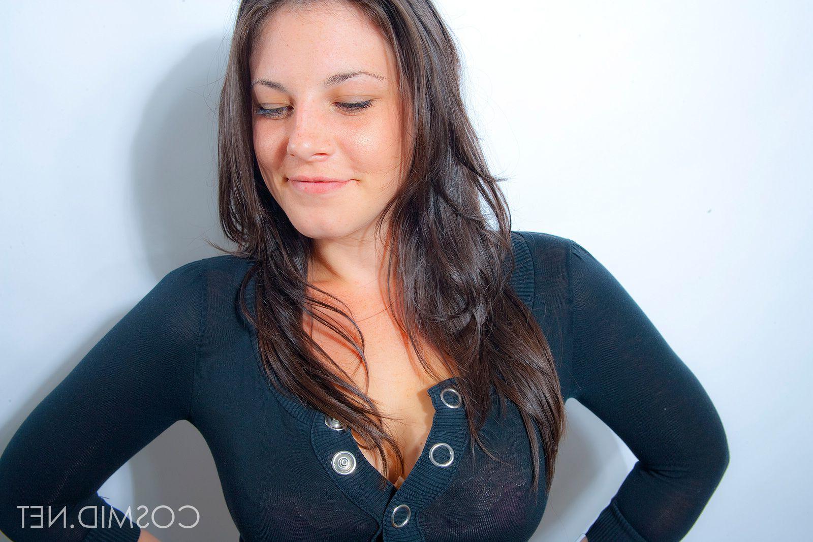 16P Pictures of a hot busty girl showing her boobs