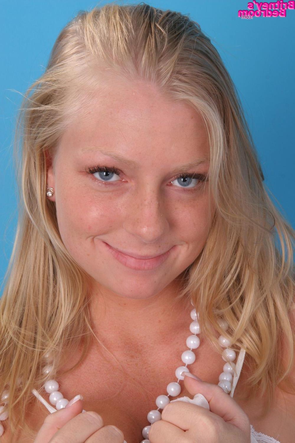 15P Pictures of Britney's Bedroom teasing in her lingerie