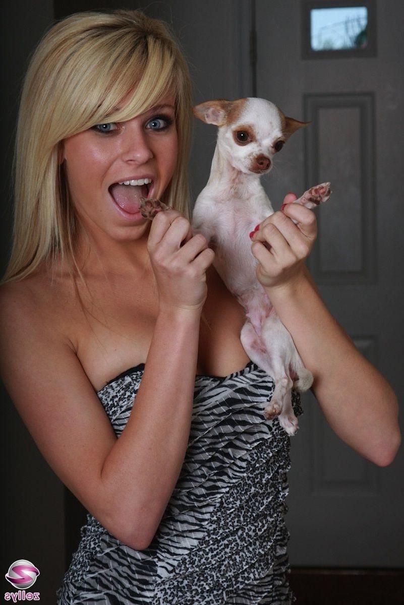 15P Pictures of a hot blonde girl showing her tight body