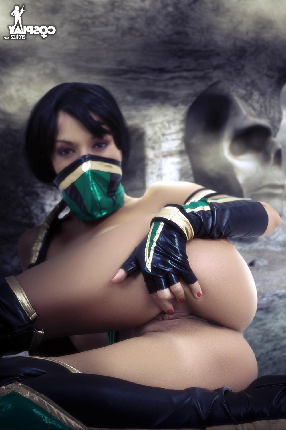 12P Cosplay babe Brownie dresses as a super hot Jade from Mortal Kombat