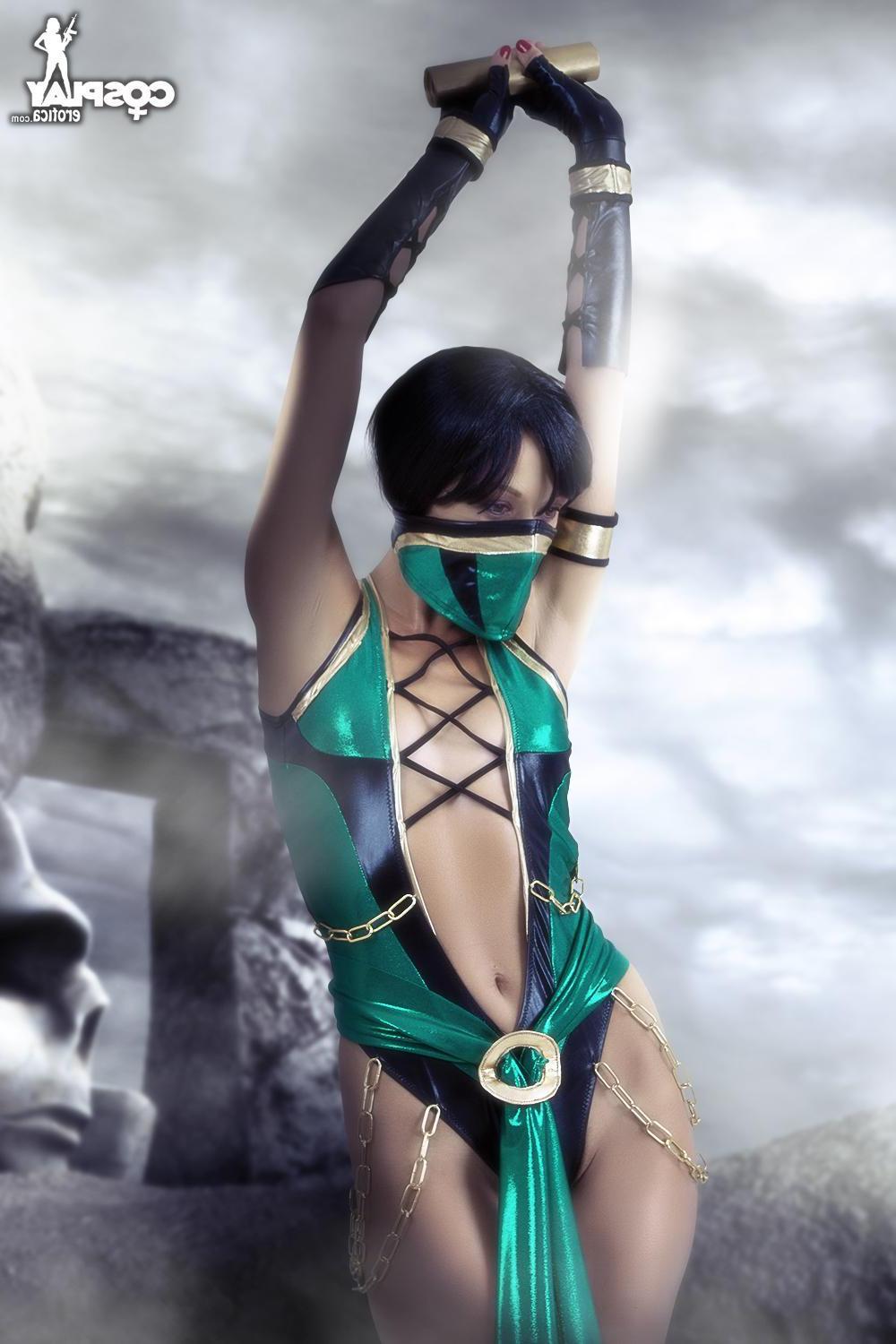 12P Cosplay babe Brownie dresses as a super hot Jade from Mortal Kombat