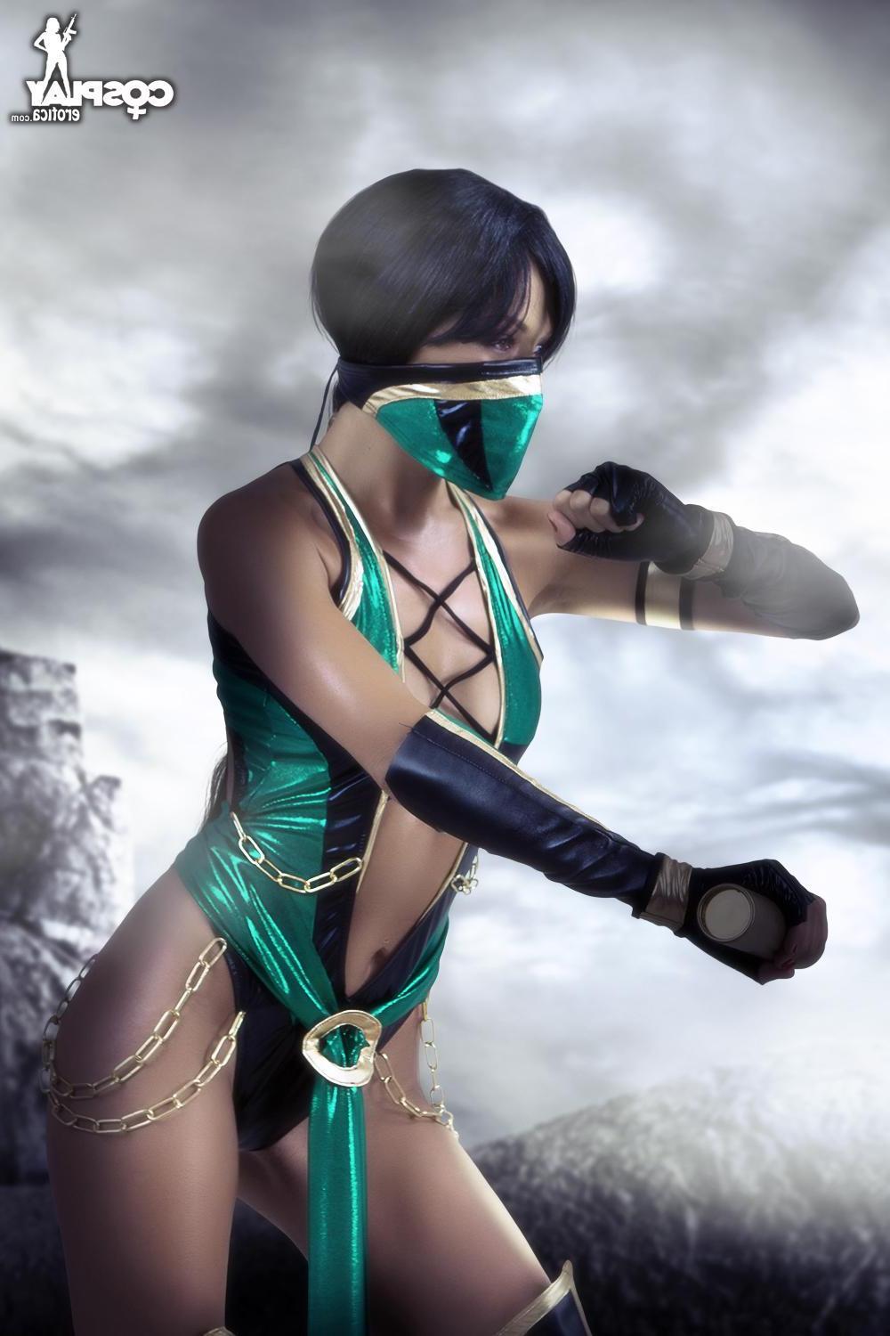 12P Cosplay babe Brownie dresses as a super hot Jade from Mortal Kombat
