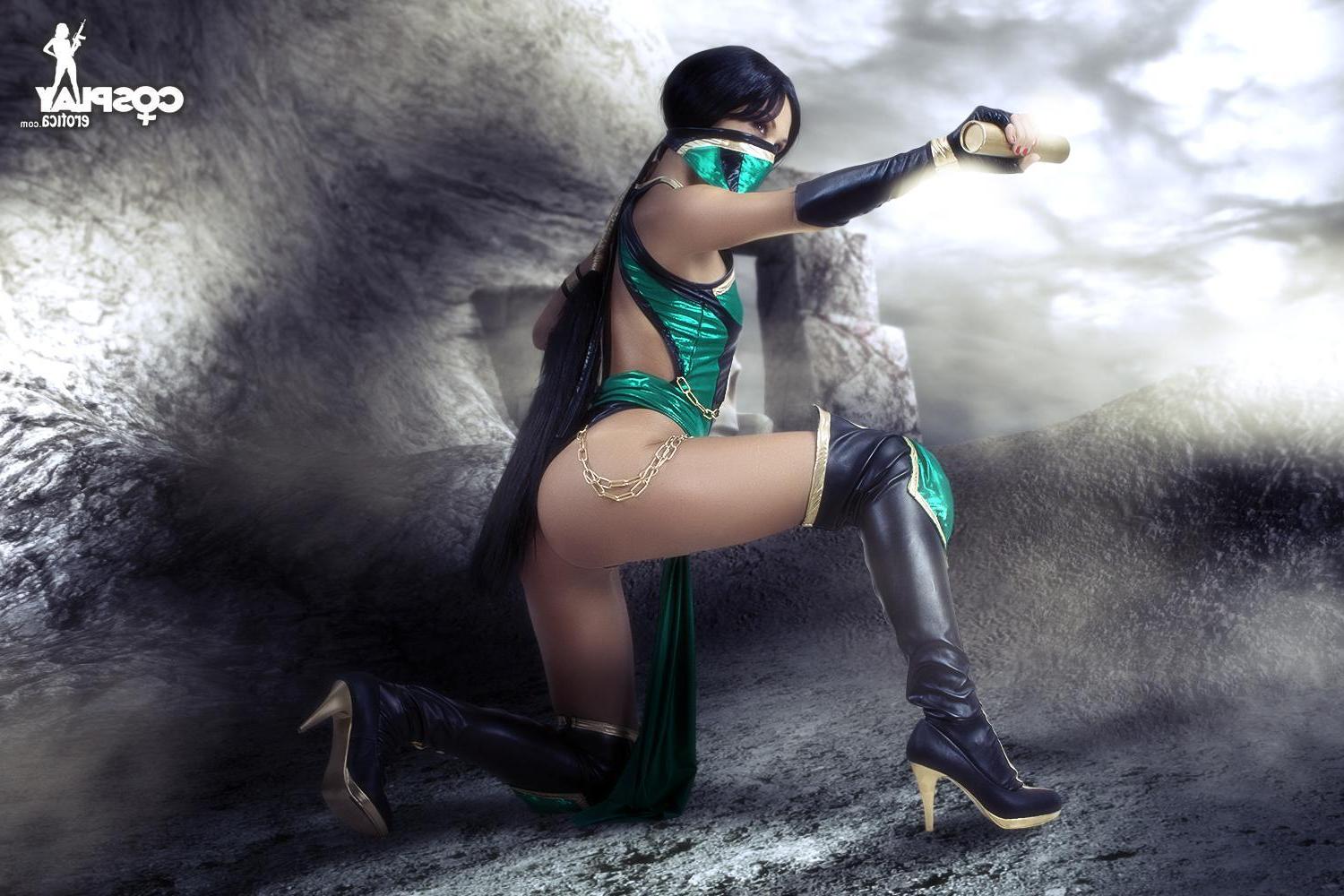 12P Cosplay babe Brownie dresses as a super hot Jade from Mortal Kombat