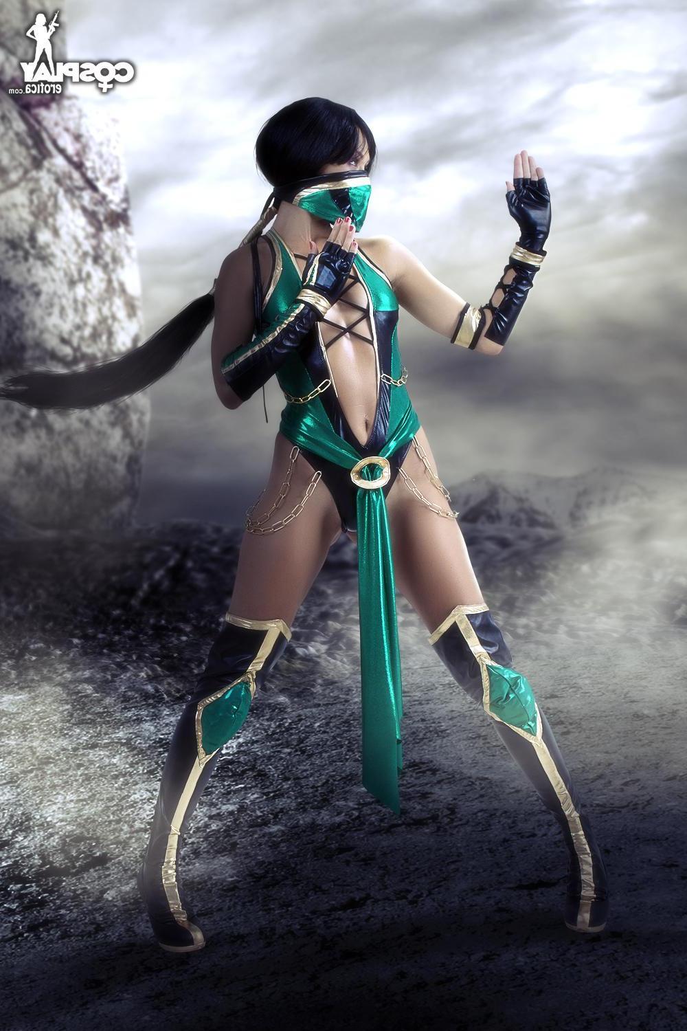 12P Cosplay babe Brownie dresses as a super hot Jade from Mortal Kombat