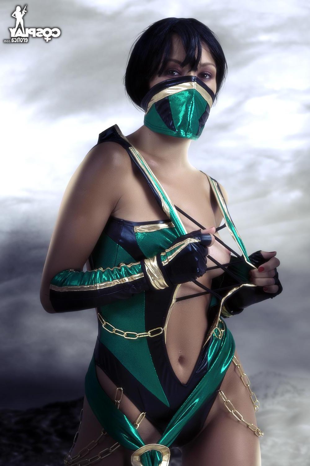 12P Cosplay babe Brownie dresses as a super hot Jade from Mortal Kombat