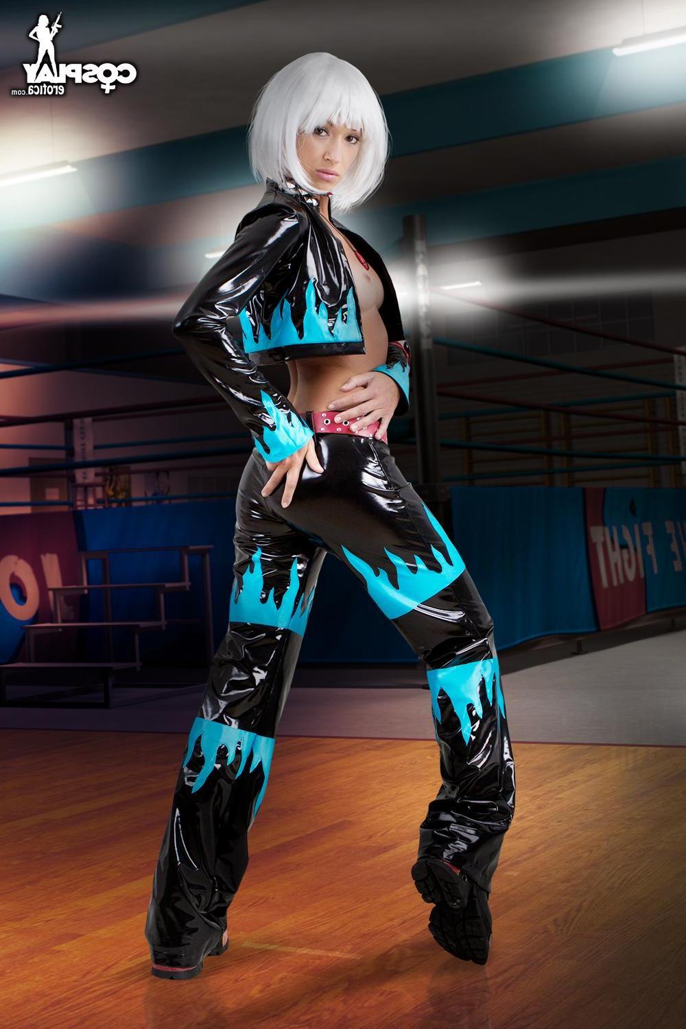 12P Cosplayer Brownie will kick ass in She Quan Artist