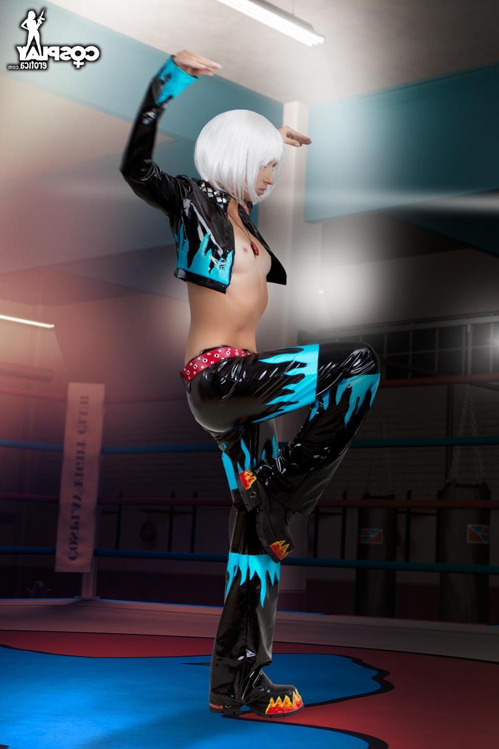 12P Cosplayer Brownie will kick ass in She Quan Artist