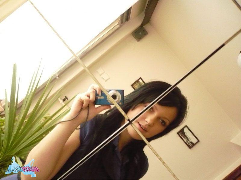 15P Pictures of teen girl Busty Ellen taking hot pics of her busty teen body