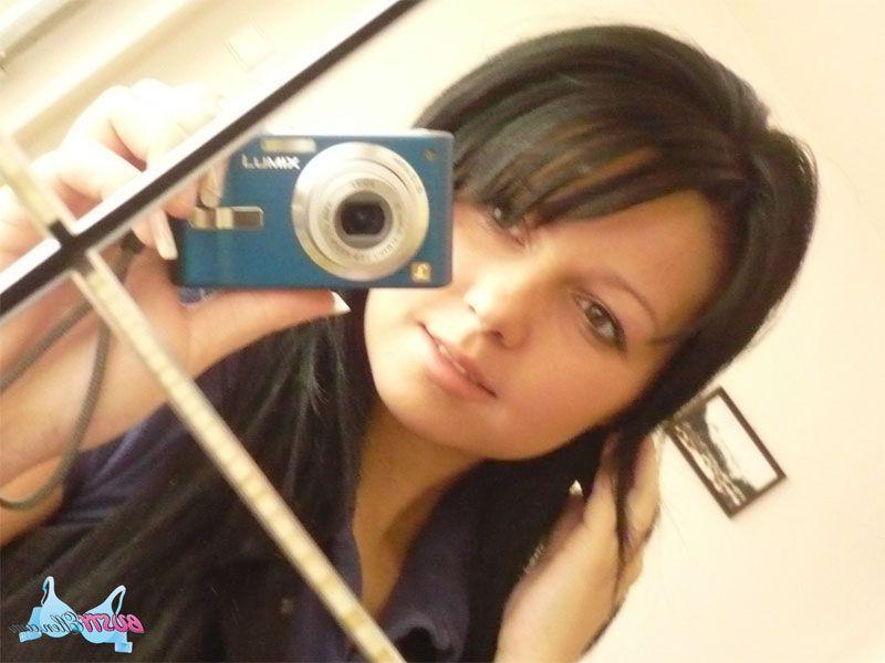 15P Pictures of teen girl Busty Ellen taking hot pics of her busty teen body