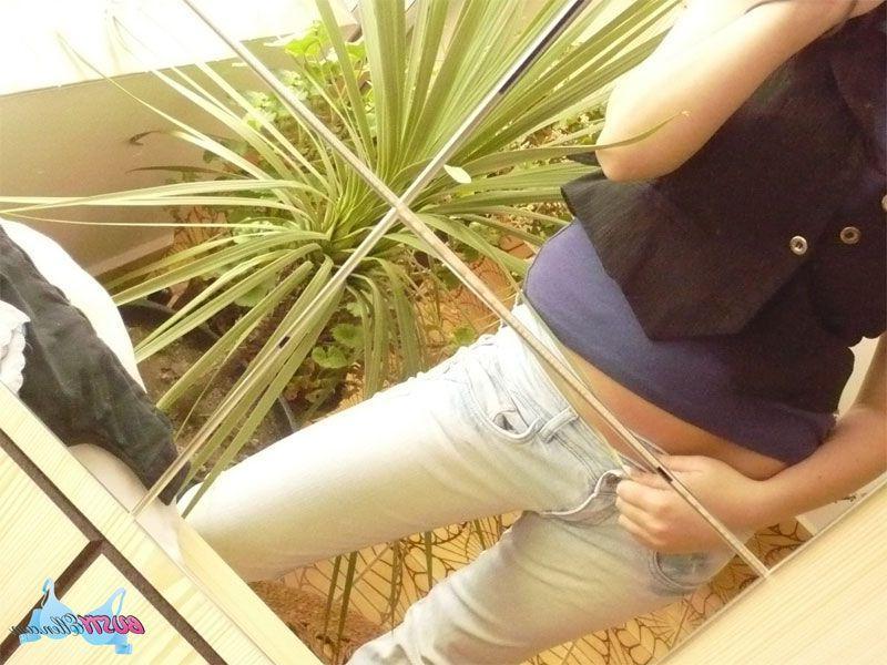15P Pictures of teen girl Busty Ellen taking hot pics of her busty teen body