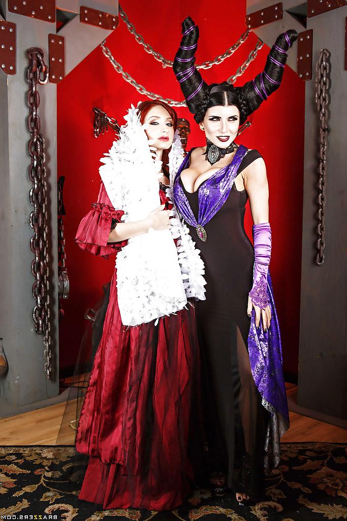16P Cosplay lesbians Romi Rain and Violet Monroe kissing and posing