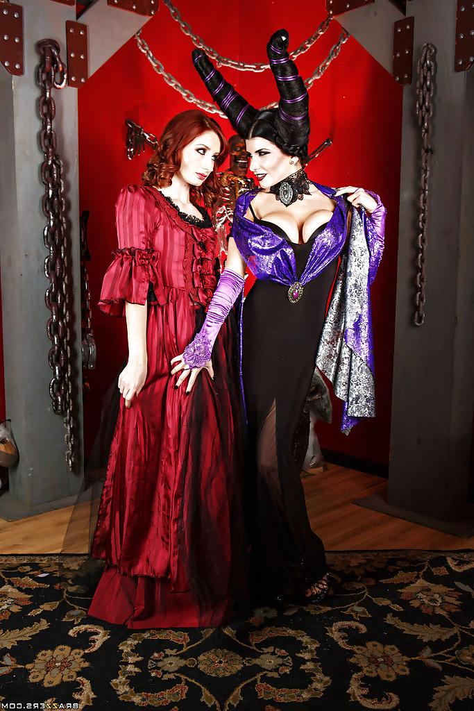 16P Cosplay lesbians Romi Rain and Violet Monroe kissing and posing