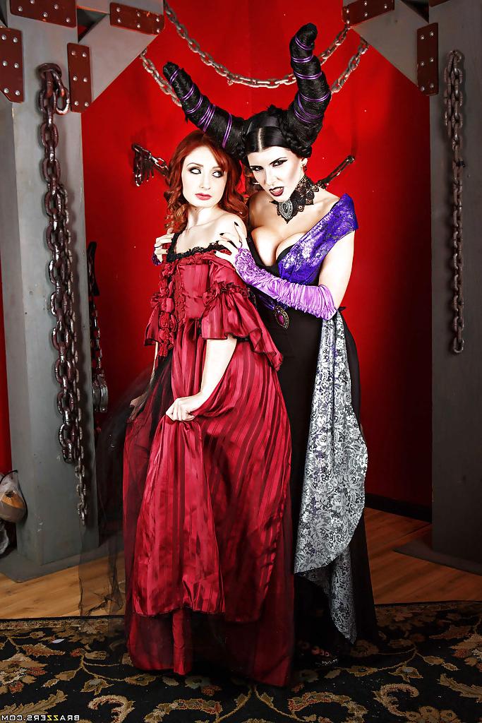 16P Cosplay lesbians Romi Rain and Violet Monroe kissing and posing