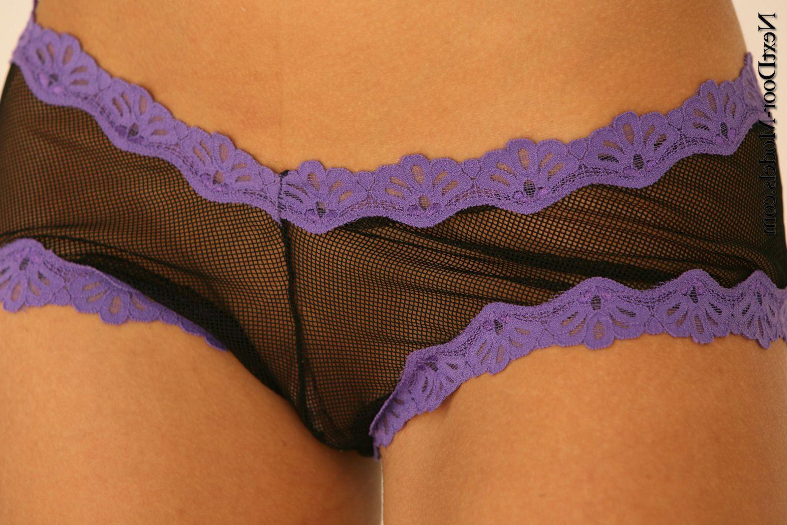 13P Pictures of a stunning teen showing her hot body