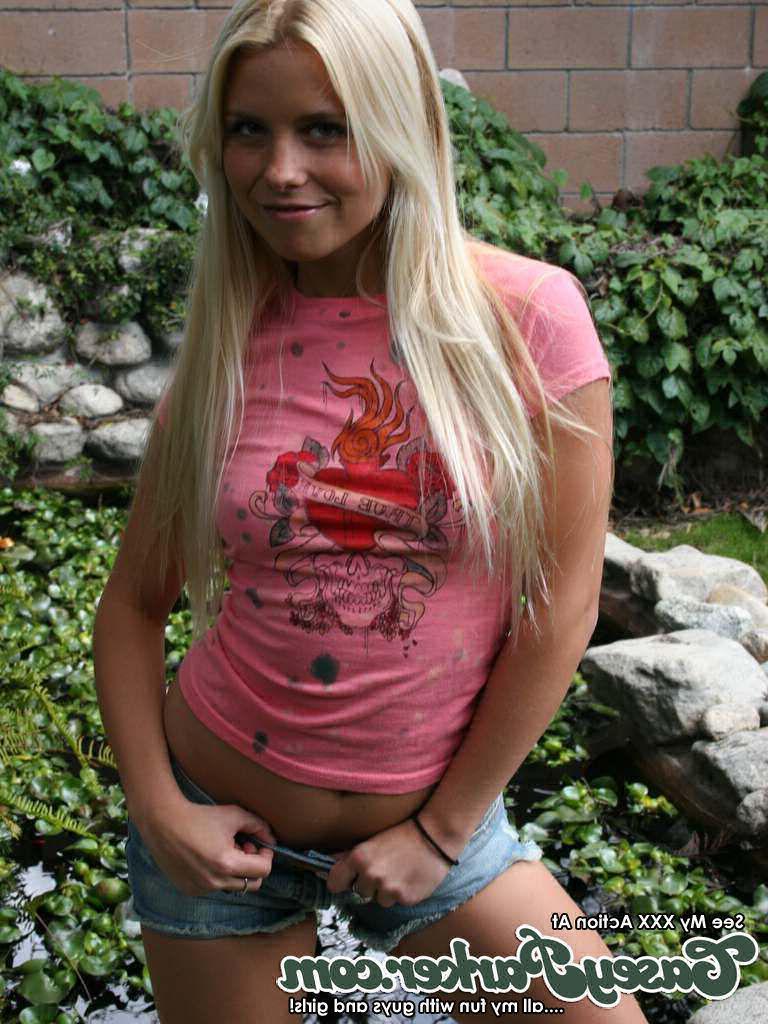20P Pictures of Casey Parker showing her hot naked body
