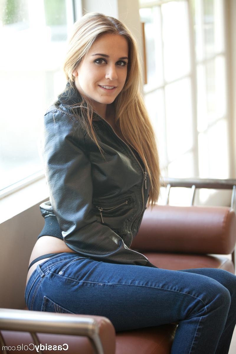 15P Blonde babe Cassidy Cole strips out of her leather jacket and blue jeans